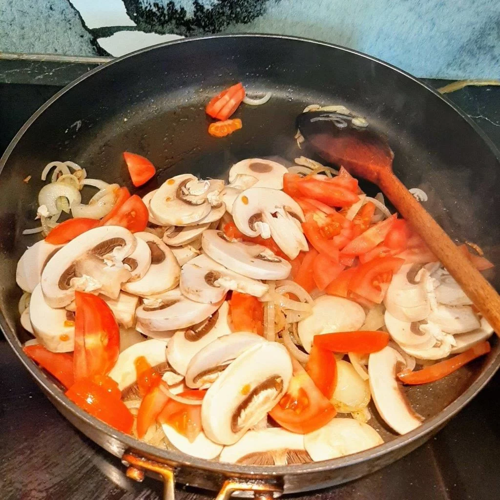 Qaymoqli pasta qo'ziqorin bilan