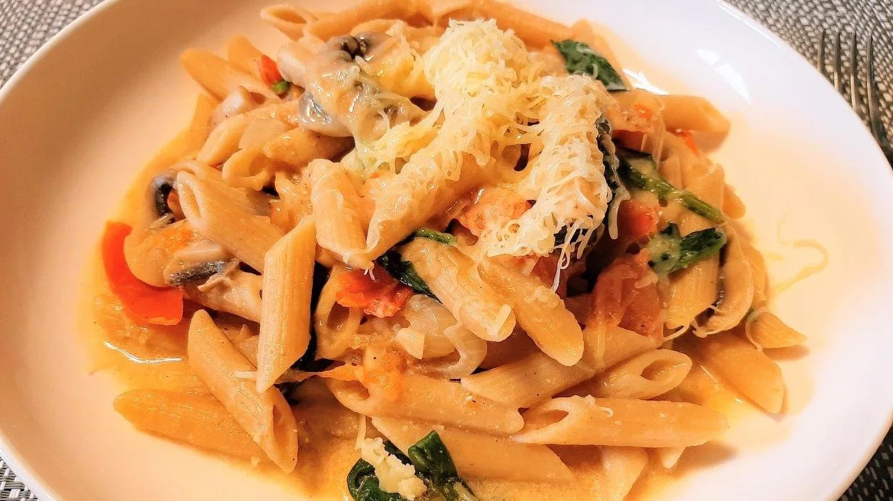 You are currently viewing Qaymoqli pasta, qo‘ziqorin bilan (20 minutda)