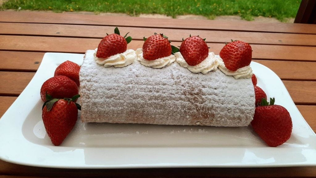 Read more about the article Swiss roll, yoki Rulet desserti