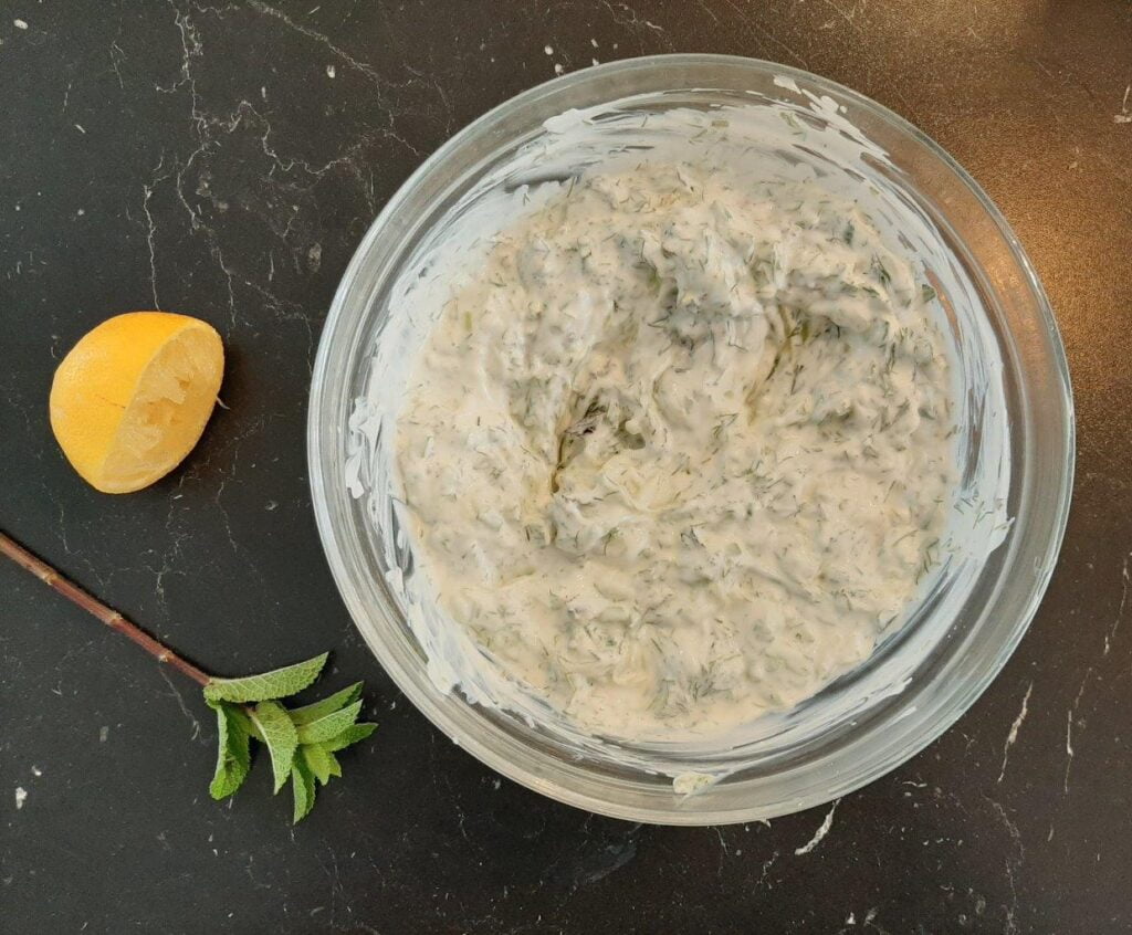 Tzatziki sous tayyorlanishi