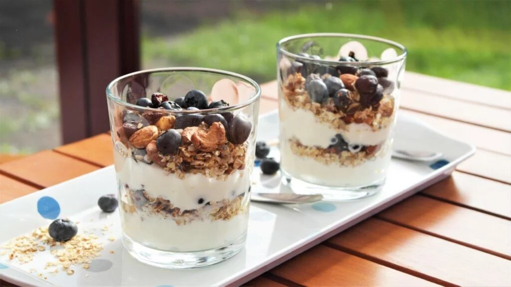 Read more about the article Granola va parfait – mazali va sog‘lom nonushta