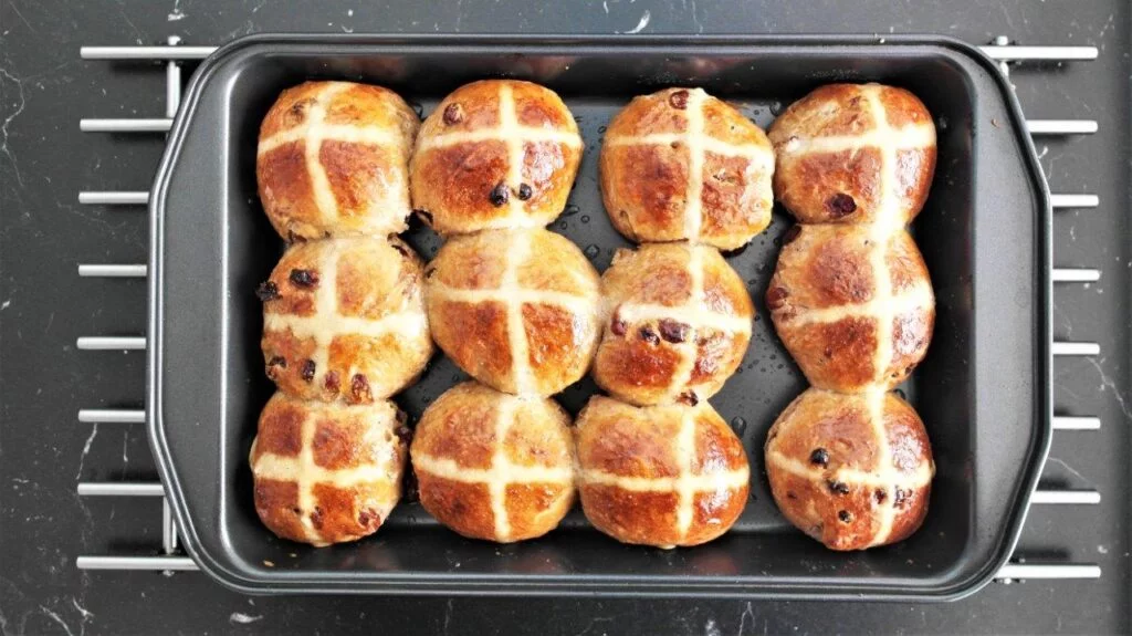 Read more about the article Inglizcha bulochkalar (Hot cross buns)