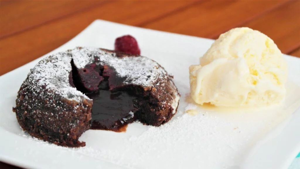 Shokoladli lava tort (Chocolate lava cake) 