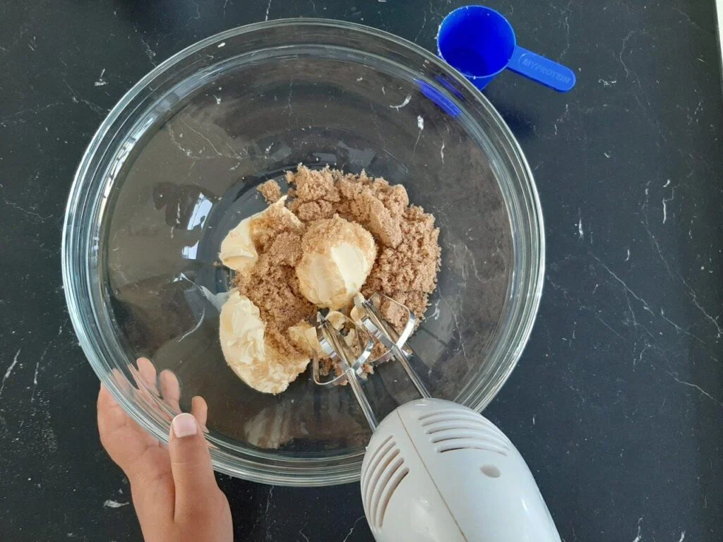 Porno yubka ostida orqadan yaladi