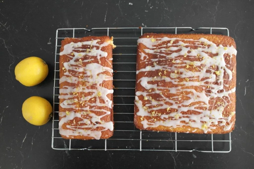 Read more about the article Limonli keks (lemon drizzle cake)